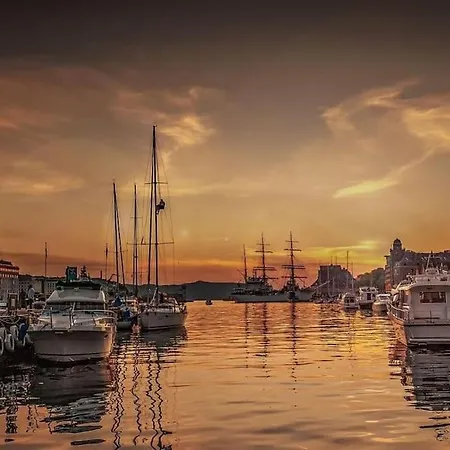 New! Modern Apt: W/ Private Entrence Appartement *