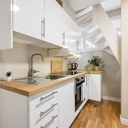 New! Modern Apt: W/ Private Entrence 公寓 卑爾根